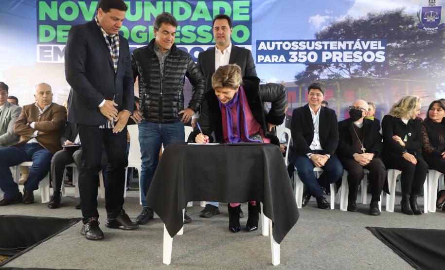 Governador entrega colégio e anuncia pavimentação da Estrada de Alagados, em Ponta Grossa Foto: Ari Dias/AEN