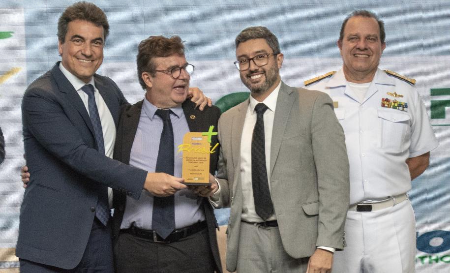 A Portos do Paraná foi eleita pela melhor gestão portuária do País pelo terceiro ano consecutivo. O reconhecimento foi feito pelo governo federal na terceira edição do Prêmio “Portos + Brasil”, entregue na noite desta quinta-feira (23), pelo Ministério da Infraestrutura, em Brasília. Entre todos os portos públicos brasileiros, os paranaenses (Paranaguá e Antonina) alcançaram a nota máxima no Índice de Gestão das Autoridades Portuárias (IGAP): 100 pontos. O indicador é considerado o mais importante para ate