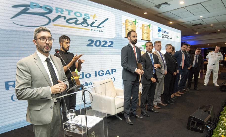 A Portos do Paraná foi eleita pela melhor gestão portuária do País pelo terceiro ano consecutivo. O reconhecimento foi feito pelo governo federal na terceira edição do Prêmio “Portos + Brasil”, entregue na noite desta quinta-feira (23), pelo Ministério da Infraestrutura, em Brasília. Entre todos os portos públicos brasileiros, os paranaenses (Paranaguá e Antonina) alcançaram a nota máxima no Índice de Gestão das Autoridades Portuárias (IGAP): 100 pontos. O indicador é considerado o mais importante para ate