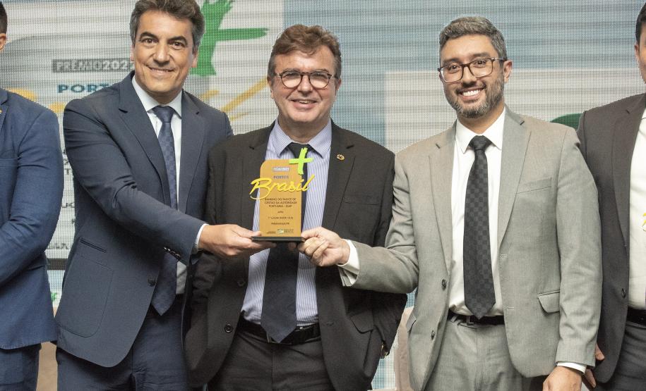 A Portos do Paraná foi eleita pela melhor gestão portuária do País pelo terceiro ano consecutivo. O reconhecimento foi feito pelo governo federal na terceira edição do Prêmio “Portos + Brasil”, entregue na noite desta quinta-feira (23), pelo Ministério da Infraestrutura, em Brasília. Entre todos os portos públicos brasileiros, os paranaenses (Paranaguá e Antonina) alcançaram a nota máxima no Índice de Gestão das Autoridades Portuárias (IGAP): 100 pontos. O indicador é considerado o mais importante para ate