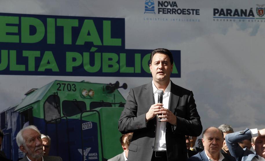 O Governo do Estado lançou no Palácio Iguaçu, o edital de leilão da Nova Ferroeste, a linha férrea que vai ligar Maracaju, no Mato Grosso do Sul, ao Porto de Paranaguá. A contraprestação miníma, o chamado lance inicial, é de R$ 110 milhões Foto: Albari Rosa/AEN