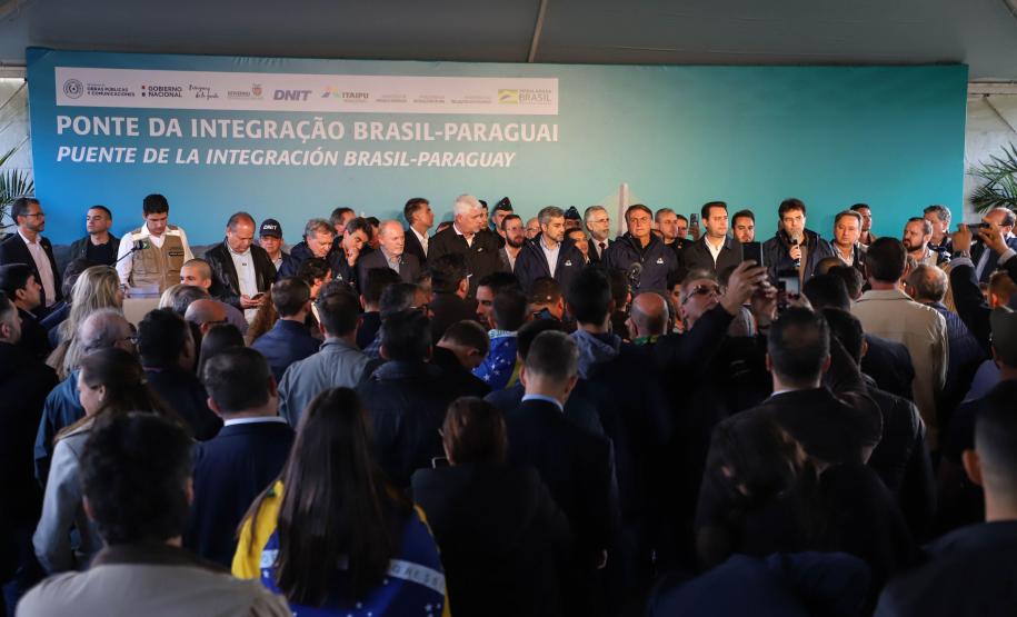 O governador Carlos Massa Ratinho Junior acompanhou nesta sexta-feira (03) o presidente da República, Jair Bolsonaro, em uma visita à obra da Ponte da Integração Brasil-Paraguai, em Foz do Iguaçu, na região Oeste. Foto: José Fernando Ogura/AEN