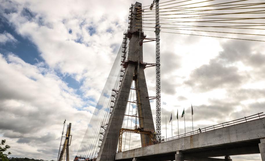 O governador Carlos Massa Ratinho Junior acompanhou nesta sexta-feira (03) o presidente da República, Jair Bolsonaro, em uma visita à obra da Ponte da Integração Brasil-Paraguai, em Foz do Iguaçu, na região Oeste. Foto: José Fernando Ogura/AEN