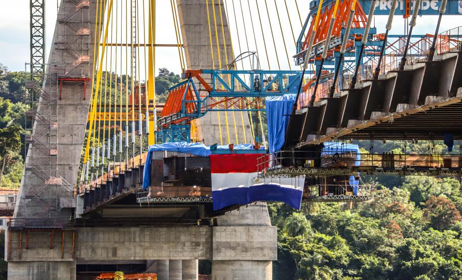 O governador Carlos Massa Ratinho Junior acompanhou nesta sexta-feira (03) o presidente da República, Jair Bolsonaro, em uma visita à obra da Ponte da Integração Brasil-Paraguai, em Foz do Iguaçu, na região Oeste. Foto: José Fernando Ogura/AEN