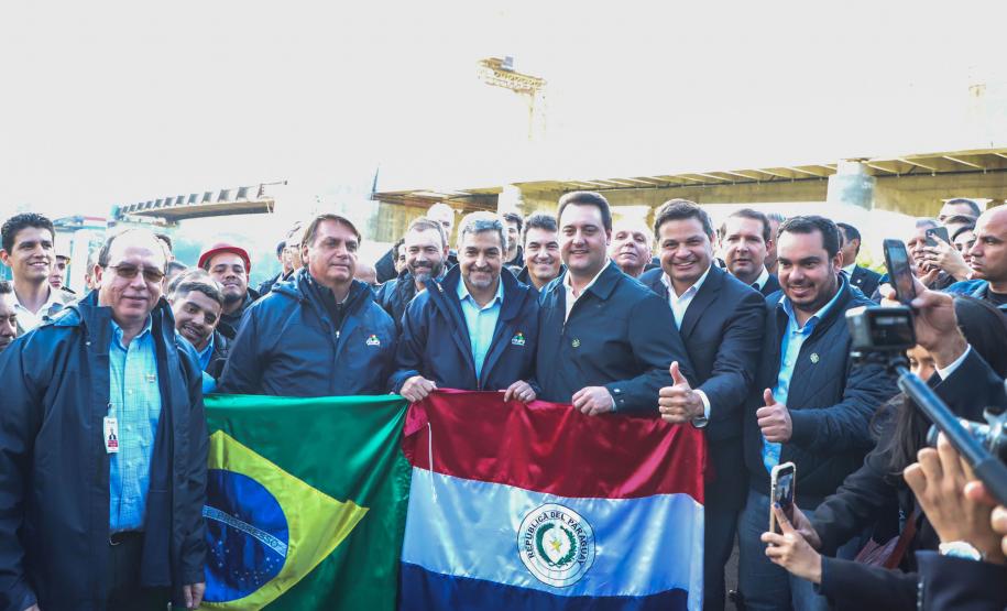 O governador Carlos Massa Ratinho Junior acompanhou nesta sexta-feira (03) o presidente da República, Jair Bolsonaro, em uma visita à obra da Ponte da Integração Brasil-Paraguai, em Foz do Iguaçu, na região Oeste. Foto: José Fernando Ogura/AEN