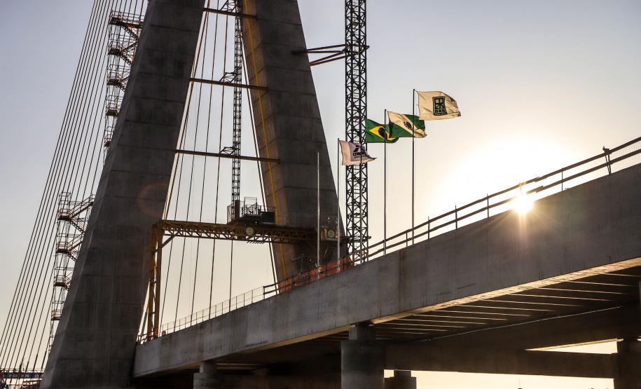 O governador Carlos Massa Ratinho Junior acompanhou nesta sexta-feira (03) o presidente da República, Jair Bolsonaro, em uma visita à obra da Ponte da Integração Brasil-Paraguai, em Foz do Iguaçu, na região Oeste. Foto: José Fernando Ogura/AEN