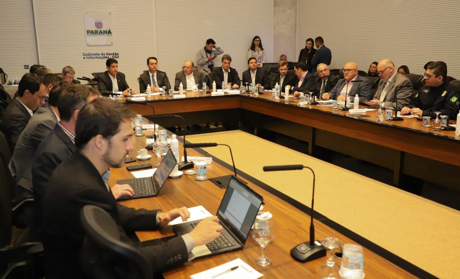 Governador Carlos Massa Ratinho Junior durante reunião técnica com o ministro da Infraestrutura, Marcelo Sampaio, no Palácio Iguaçu -  Foto: Ari Dias/AEN