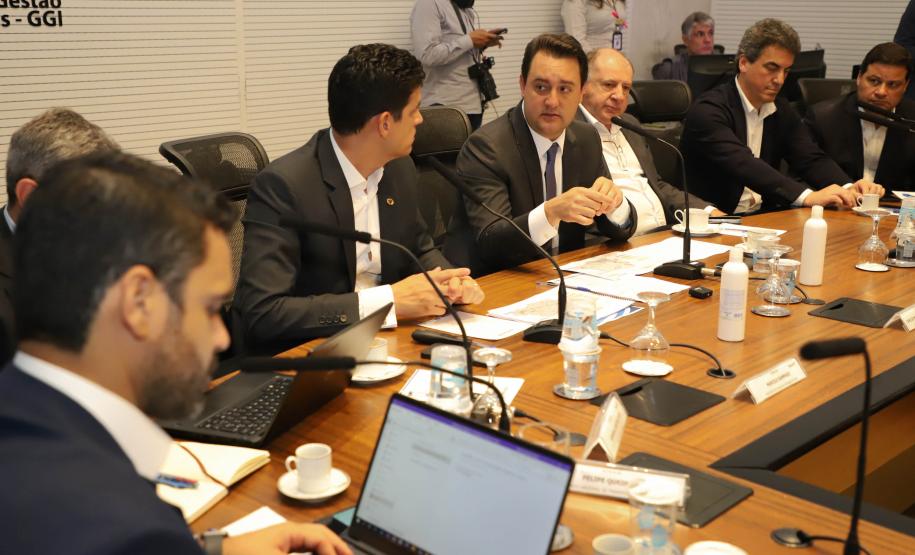 Governador Carlos Massa Ratinho Junior durante reunião técnica com o ministro da Infraestrutura, Marcelo Sampaio, no Palácio Iguaçu -  Foto: Ari Dias/AEN