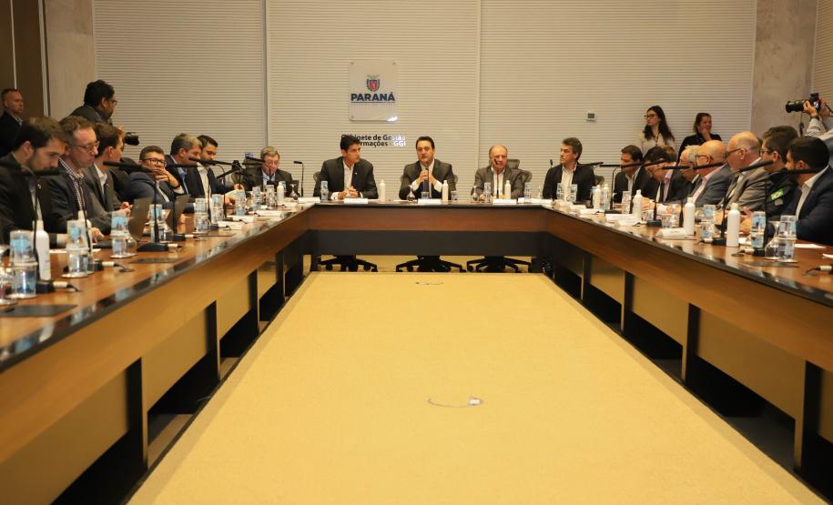 Governador Carlos Massa Ratinho Junior durante reunião técnica com o ministro da Infraestrutura, Marcelo Sampaio, no Palácio Iguaçu -  Foto: Ari Dias/AEN