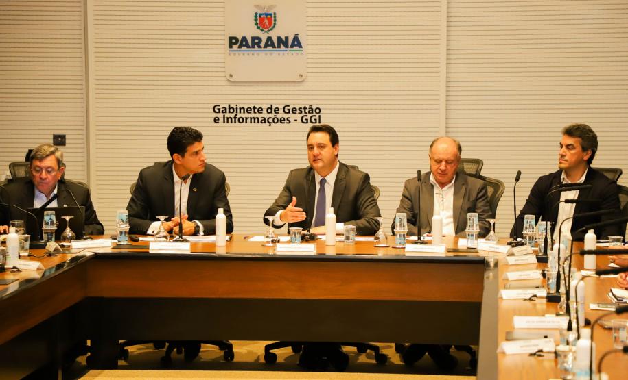 Governador Carlos Massa Ratinho Junior durante reunião técnica com o ministro da Infraestrutura, Marcelo Sampaio, no Palácio Iguaçu -  Foto: Ari Dias/AEN