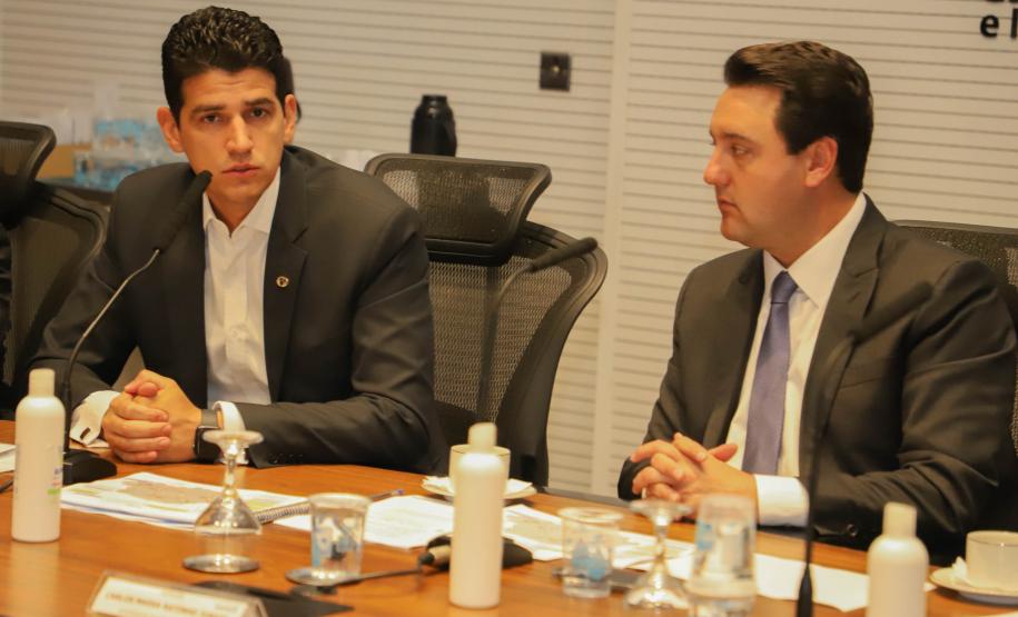 Governador Carlos Massa Ratinho Junior durante reunião técnica com o ministro da Infraestrutura, Marcelo Sampaio, no Palácio Iguaçu -  Foto: Ari Dias/AEN