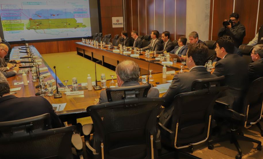 Governador Carlos Massa Ratinho Junior durante reunião técnica com o ministro da Infraestrutura, Marcelo Sampaio, no Palácio Iguaçu -  Foto: Ari Dias/AEN