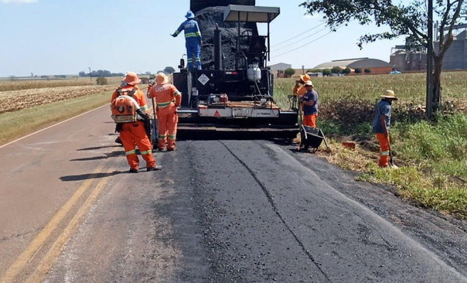 No Centro-Oeste, rodovia de Quarto Centenário recebe serviços de conservação -  Foto: DER/PARANÁ