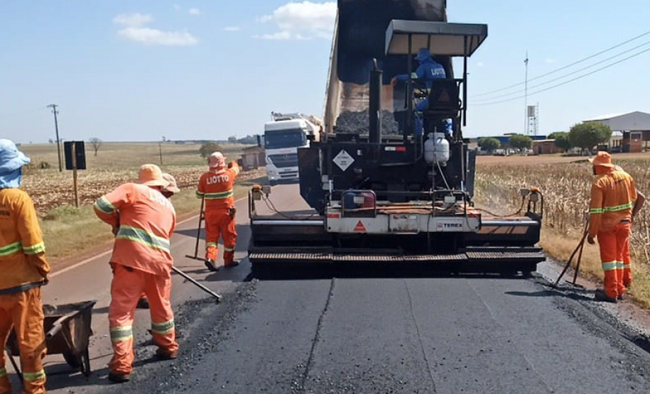 No Centro-Oeste, rodovia de Quarto Centenário recebe serviços de conservação -  Foto: DER/PARANÁ