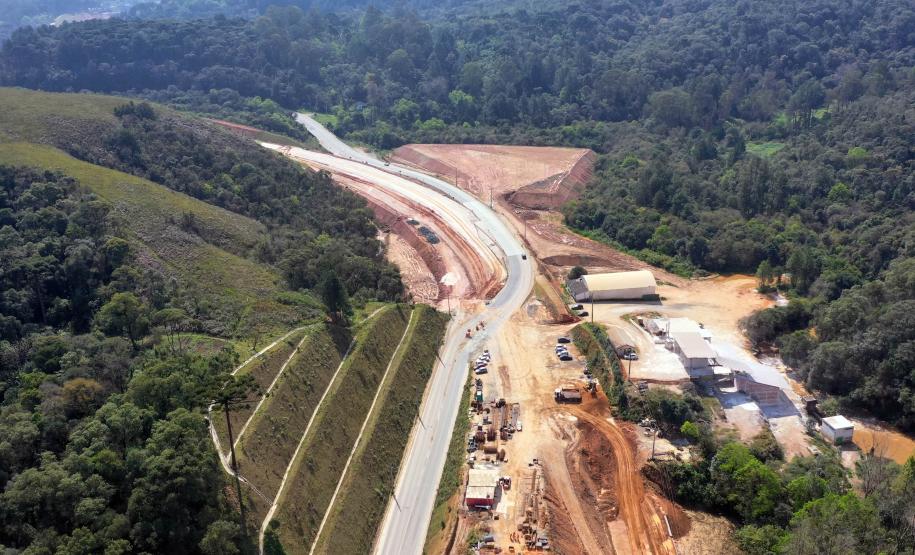 A obra de duplicação da Rodovia dos Minérios - PR 092, contempla a construção de novas pistas em pavimento de concreto, vias marginais, pontes, viadutos, passarela, calçadas e ciclovias no trecho entre Curitiba e Almirante Tamandaré, em uma extensão de 4,74 quilômetros. Foto: DER/PARANÁ