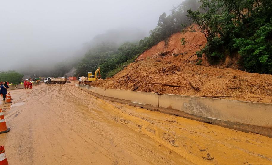 Equipes entram no quarto dia de buscas e avançam na limpeza da pista sul da BR-376 Foto: Ari Dias/AEN