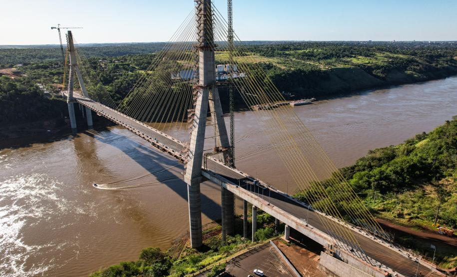 Governador Ratinho Junior faz última vistoria na Ponte da Integração, que está concluída Foto: Rodrigo Félix Leal / SEIL
