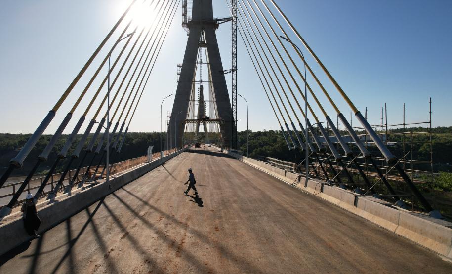 Nova ponte Brasil-Paraguai, em Foz do Iguaçu, está quase finalizada. Foto: Rodrigo Félix Leal / SEIL