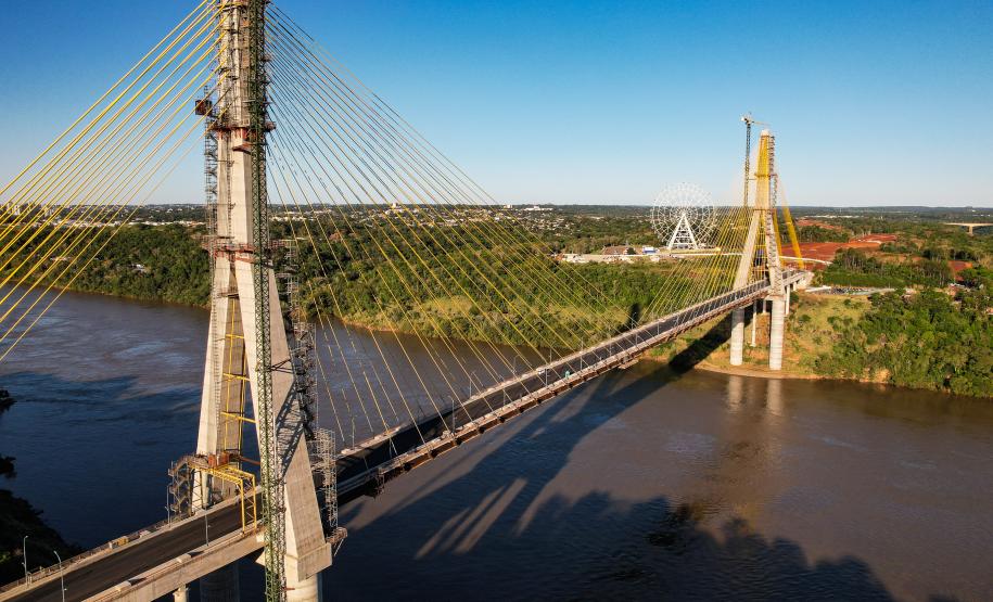 Governador Ratinho Junior faz última vistoria na Ponte da Integração, que está concluída Foto: Rodrigo Félix Leal / SEIL