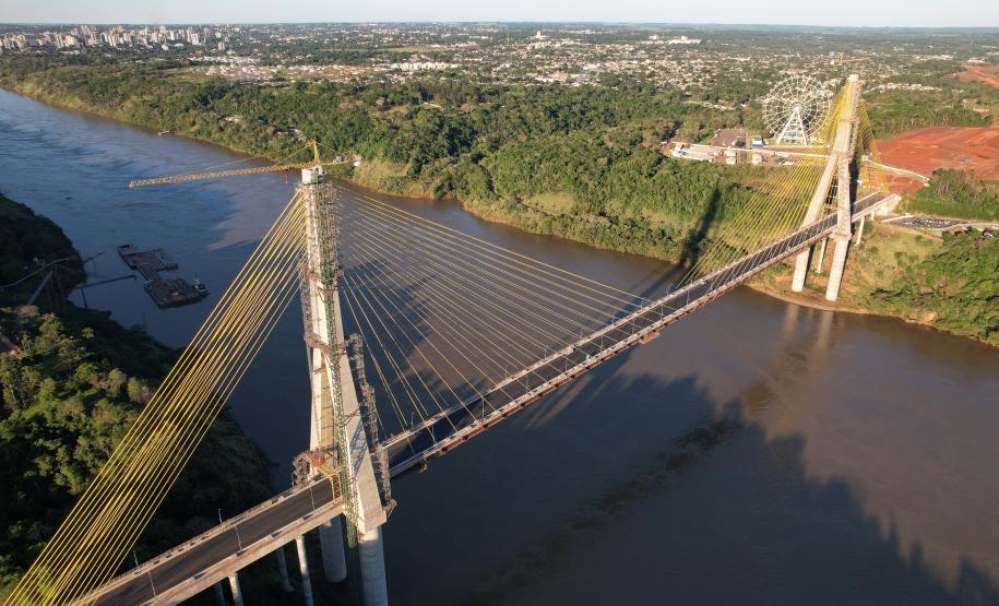 Governador Ratinho Junior faz última vistoria na Ponte da Integração, que está concluída Foto: Rodrigo Félix Leal / SEIL