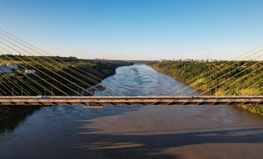 Governador Ratinho Junior faz última vistoria na Ponte da Integração, que está concluída Foto: Rodrigo Félix Leal / SEIL