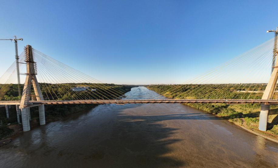 Governador Ratinho Junior faz última vistoria na Ponte da Integração, que está concluída Foto: Rodrigo Félix Leal / SEIL