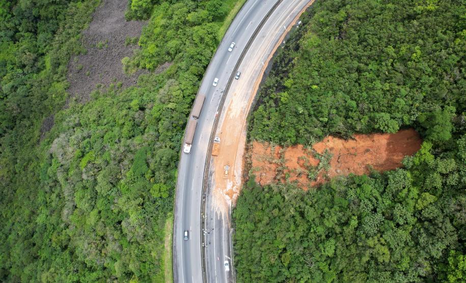 Deslizamento entre os kms 39 e 42 da Br-277 sentido litoral. 30/11/22. Foto: Rodrigo Félix Leal / SEIL