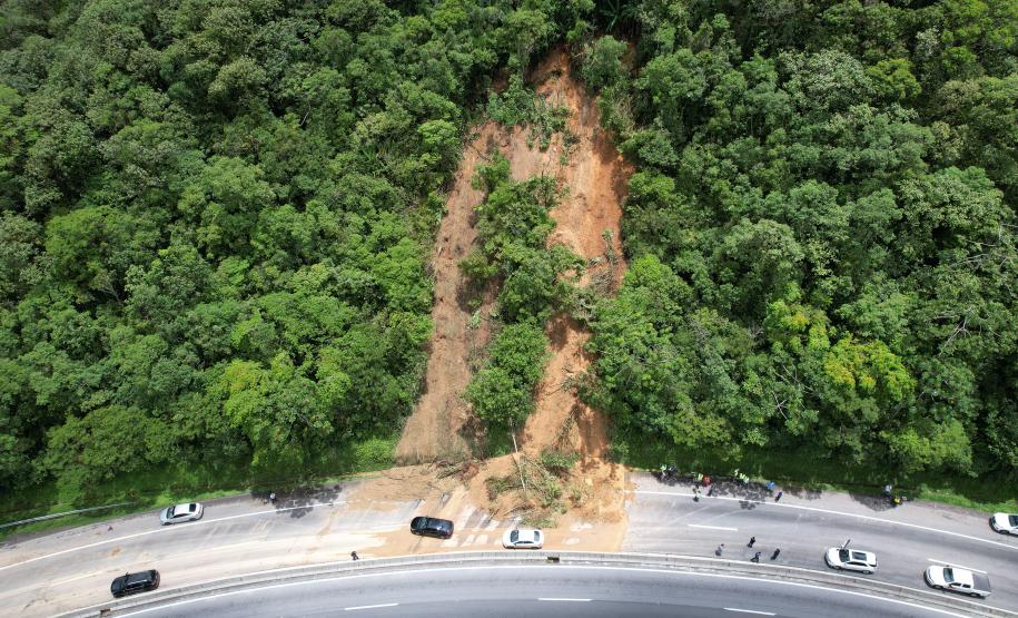 Novas quedas de barreira na BR-277, principal via de acesso aos portos de Paranaguá e Antonina, provocaram a interdição total da pista no sentido Litoral do Estado: Foto: Rodrigo Félix Leal / Seil