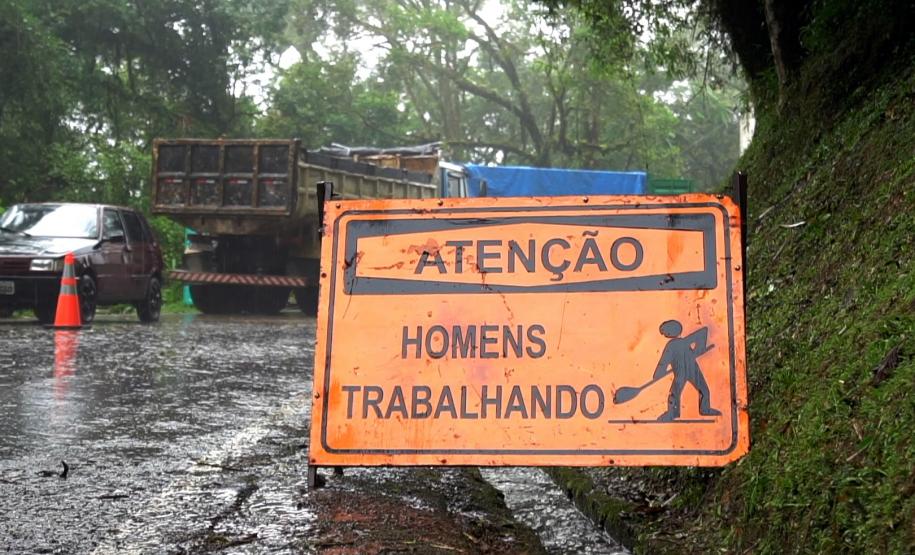 DER/PR reabre Estrada da Graciosa com operação pare-e-siga Foto: Conrado Age/AEN