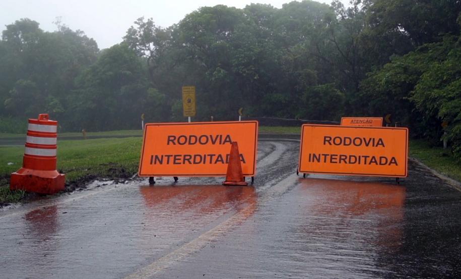 DER/PR reabre Estrada da Graciosa com operação pare-e-siga Foto: Conrado Age/AEN