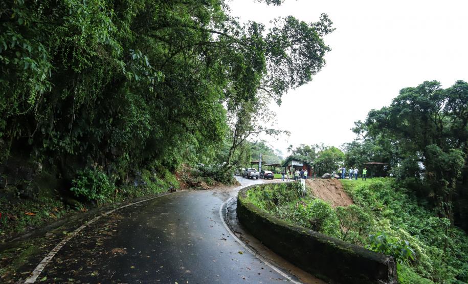 Serra da Graciosa com deslizamentos e rachaduras no asfalto. 30/11/2022. Foto: Rodrigo Félix Leal / SEIL
