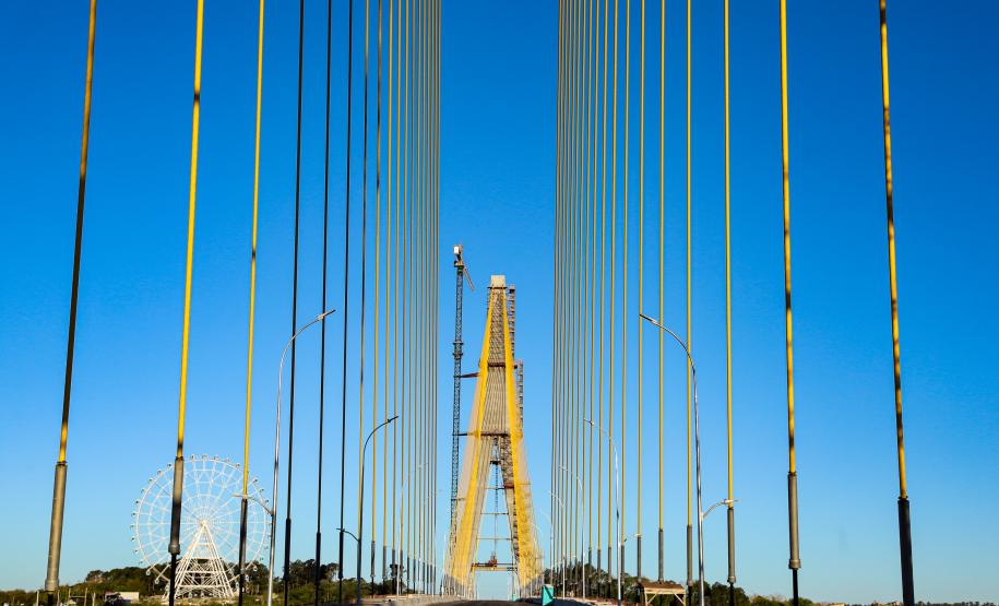 Governador Ratinho Junior faz última vistoria na Ponte da Integração, que está concluída Foto: Rodrigo Félix Leal / SEIL