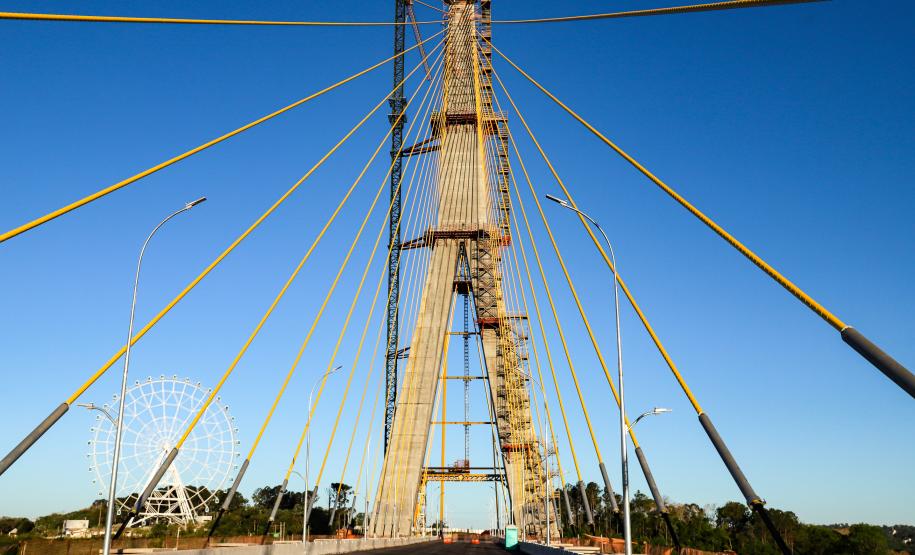 Governador Ratinho Junior faz última vistoria na Ponte da Integração, que está concluída Foto: Rodrigo Félix Leal / SEIL