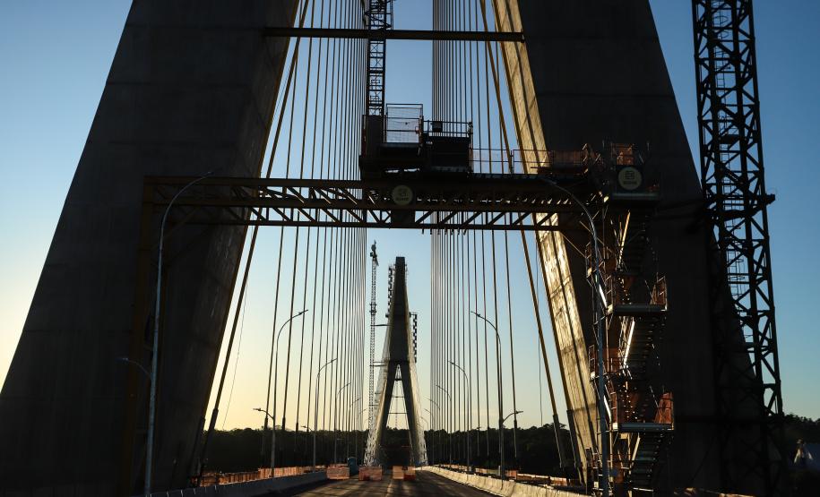 Governador Ratinho Junior faz última vistoria na Ponte da Integração, que está concluída Foto: Rodrigo Félix Leal / SEIL