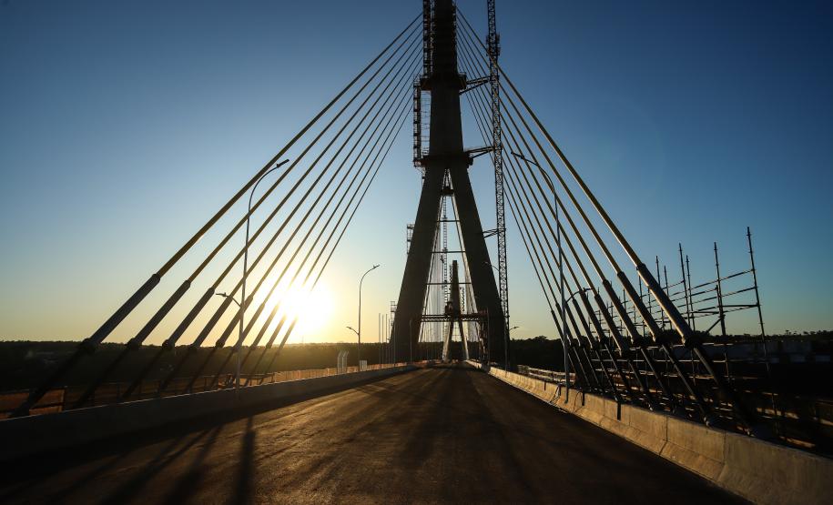Governador Ratinho Junior faz última vistoria na Ponte da Integração, que está concluída Foto: Rodrigo Félix Leal / SEIL