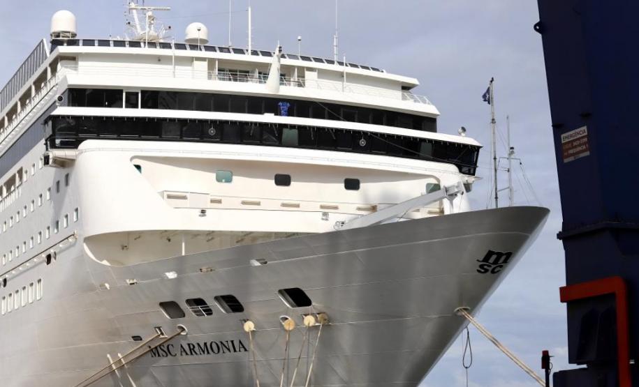 Navio com 2 mil turistas chega a Paranaguá e pode colocar Paraná na rota de cruzeiros Foto: Claudio Neves/Portos do Paraná