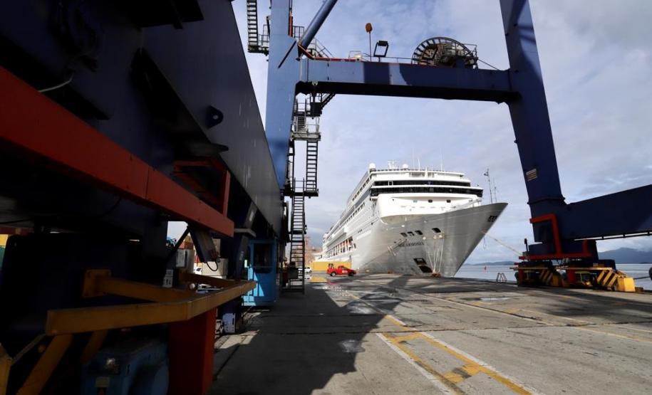 Navio com 2 mil turistas chega a Paranaguá e pode colocar Paraná na rota de cruzeiros Foto: Claudio Neves/Portos do Paraná