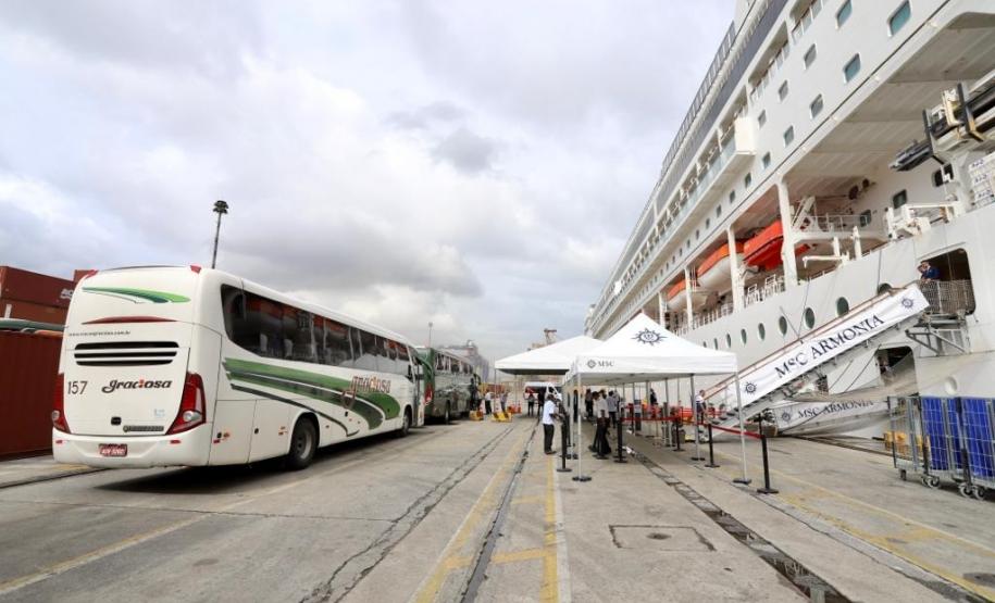 Navio com 2 mil turistas chega a Paranaguá e pode colocar Paraná na rota de cruzeiros Foto: Claudio Neves/Portos do Paraná