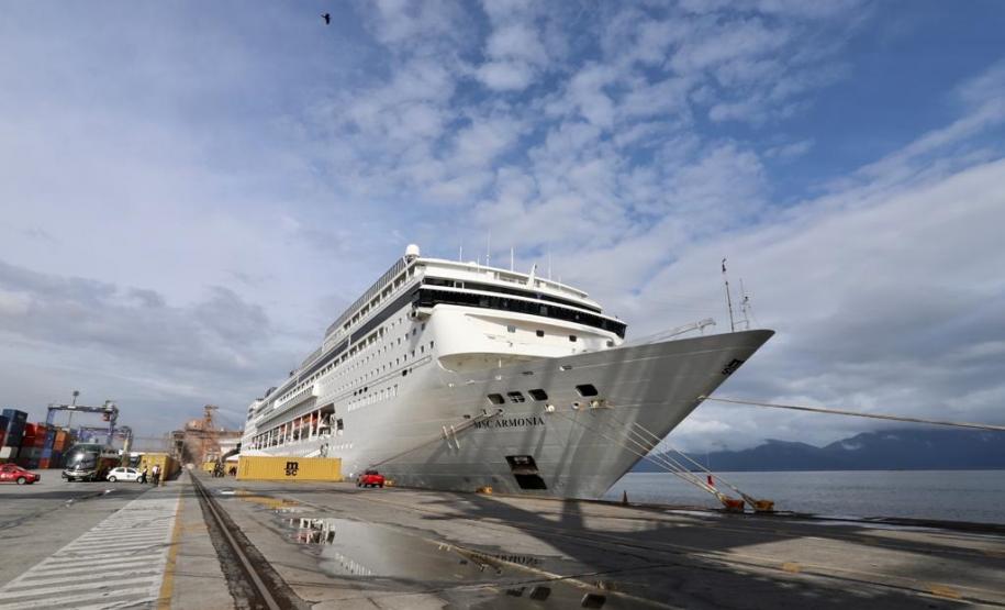 Navio com 2 mil turistas chega a Paranaguá e pode colocar Paraná na rota de cruzeiros Foto: Claudio Neves/Portos do Paraná