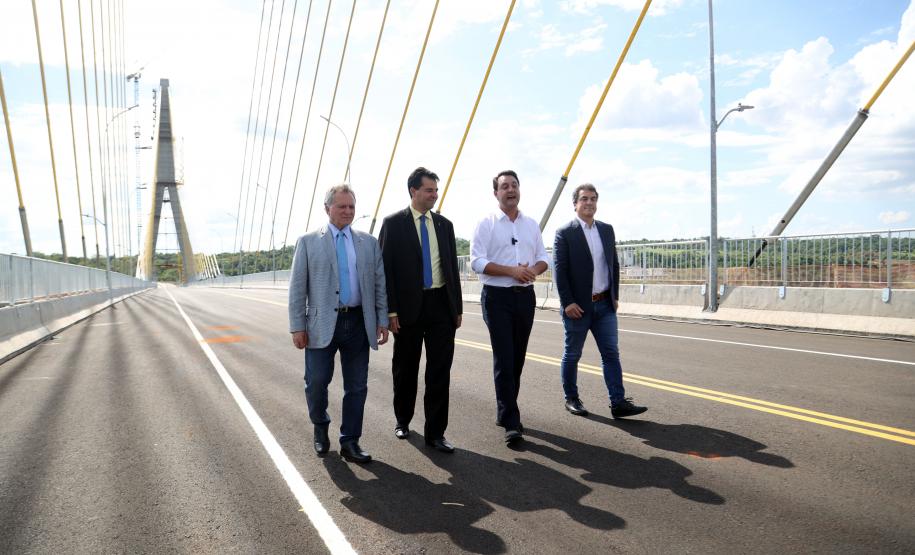 Governador Ratinho Junior faz última vistoria na Ponte da Integração, que está concluída Foto: Gilson Abreu/AEN