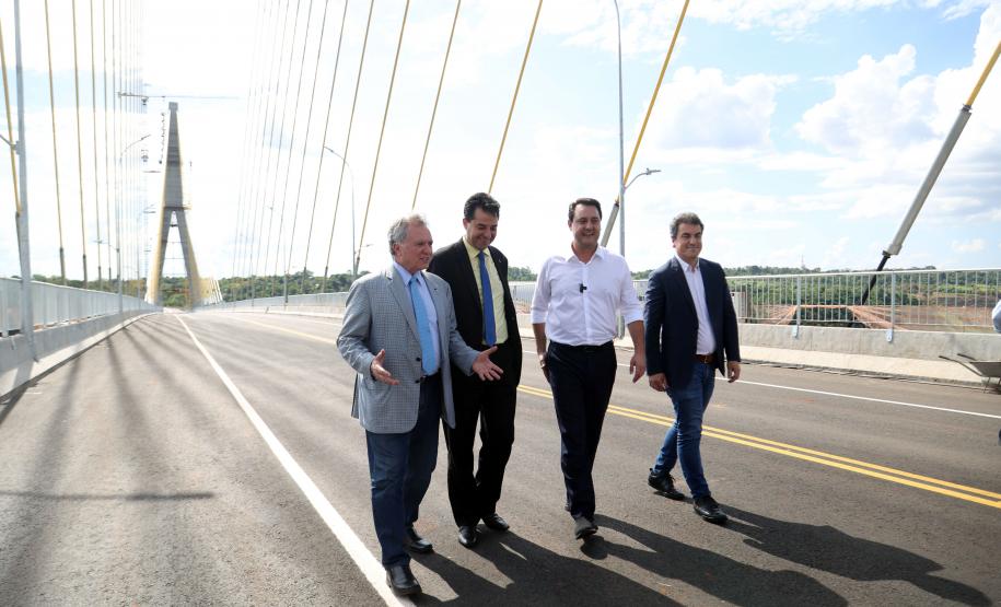 Governador Ratinho Junior faz última vistoria na Ponte da Integração, que está concluída Foto: Gilson Abreu/AEN