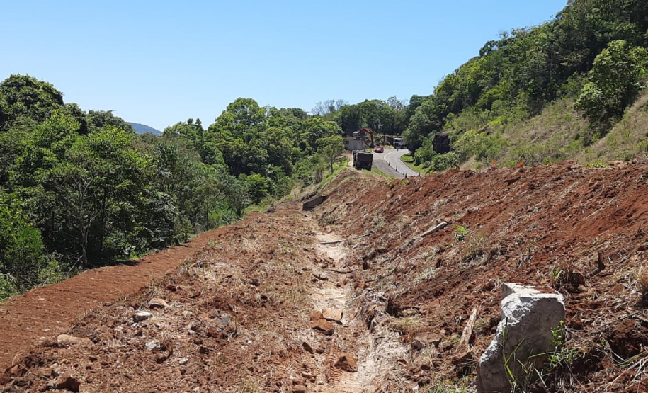 Sem interdição, DER-PR segue com as obras de recuperação da PR-170, em Bituruna Foto: DER