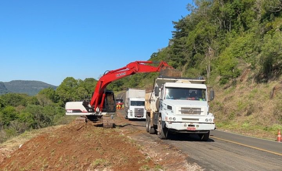 Sem interdição, DER-PR segue com as obras de recuperação da PR-170, em Bituruna Foto: DER