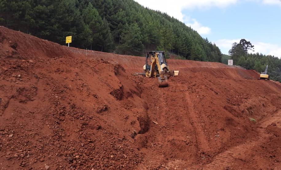 Sem interdição, DER-PR segue com as obras de recuperação da PR-170, em Bituruna Foto: DER