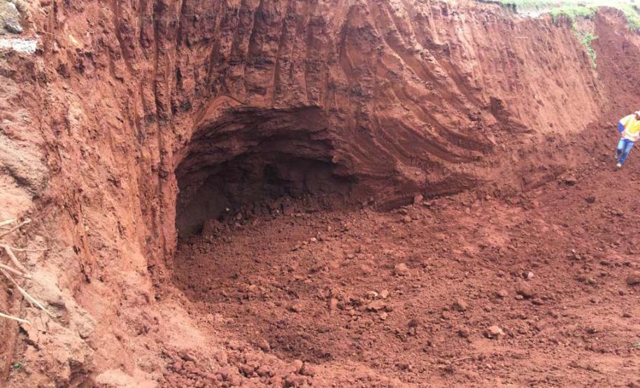 Diagnóstico da PR-445 em Mauá da Serra revela pequena caverna sob pista - Foto: DER