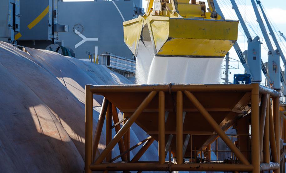 Novas quedas de barreira na BR-277, principal via de acesso aos portos de Paranaguá e Antonina, provocaram a interdição total da pista no sentido Litoral do Estado: Foto: Rodrigo Félix Leal / Seil