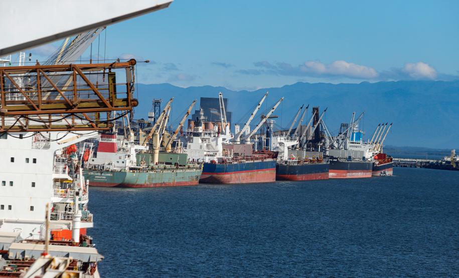 Porto de Paranaguá tem dez berços operando com calado maior e atrai navios cada vez maiores. Foto: Rodrigo Félix Leal / SEIL