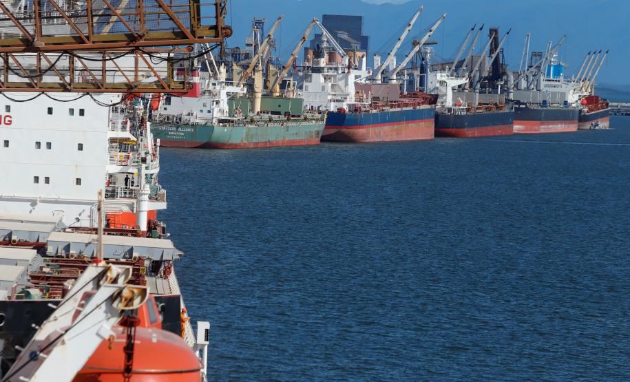 Porto de Paranaguá tem dez berços operando com calado maior e atrai navios cada vez maiores. Foto: Rodrigo Félix Leal / SEIL