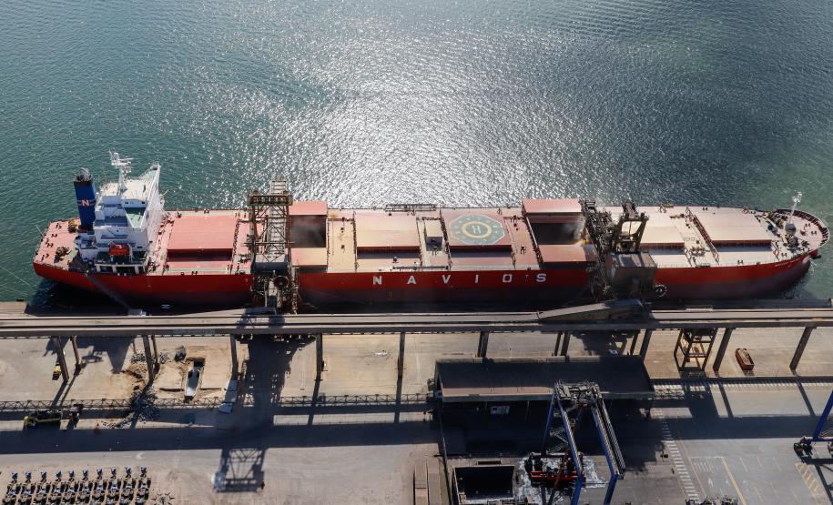 Porto de Paranaguá tem dez berços operando com calado maior e atrai navios cada vez maiores. Foto: Rodrigo Félix Leal / SEIL