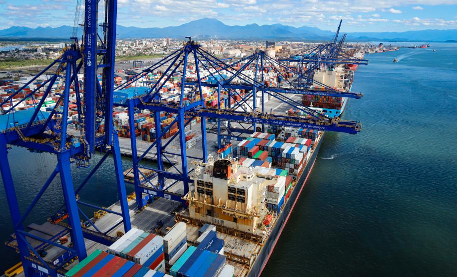 Novas quedas de barreira na BR-277, principal via de acesso aos portos de Paranaguá e Antonina, provocaram a interdição total da pista no sentido Litoral do Estado: Foto: Rodrigo Félix Leal / Seil